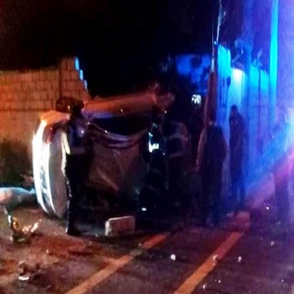 Auto se vuela alto e impacta a motocicleta en el sur de Mérida: habría tres muertos