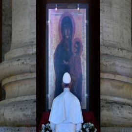 El Papa invita a imitar ejemplo de la Virgen María para difundir amor de Dios