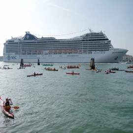 La colorida y popular regata Vogalonga de Venecia en imágenes