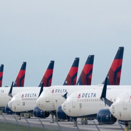 Piloto de Delta Airlines muere en pleno vuelo días después de vacunarse