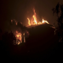 Las fotos del voraz incendio en California: un muerto y más de 25 mil evacuados