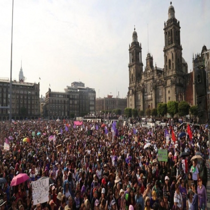 Miles de mujeres exigen justicia y seguridad en el Zócalo de la CdMx. “Vivas nos queremos”, dicen