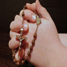 Rezar el rosario en familia y 10 ideas cristianas para “sobrevivir” al confinamiento
