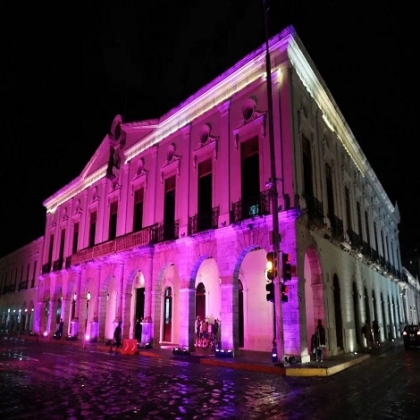En el Día Internacional de la lucha contra el Cáncer de Mama, iluminan de color rosa el Palacio de Gobierno y el Castillo de Kukulcán en Chichén Itzá