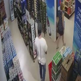 VIDEO muestra cómo un hombre intentó salvar botellas de alcohol durante el temblor del Caribe