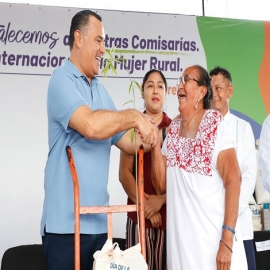 Renán Barrera entrega apoyos a las mujeres del campo