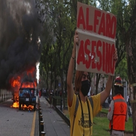 Cientos exigen frenar el abuso policial en Guadalajara. Queman patrullas y muebles de Gobierno