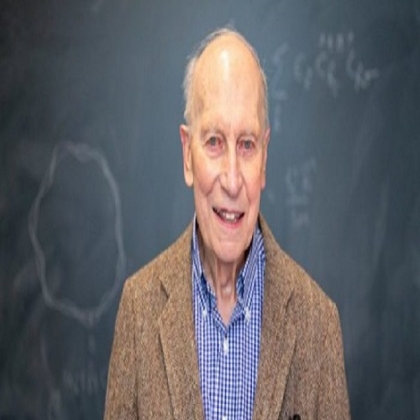 Un hombre de 89 años obtiene un doctorado en física y cumple el sueño de toda la vida