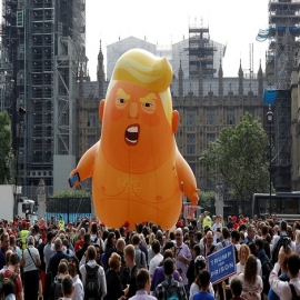 Manifestantes protestan en las calles de Londres por la visita de Trump