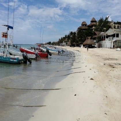 Playa del Carmen: Pescadores sobreviven con un servicio acuático diario