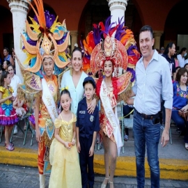 Comparsas de niños y niñas llenan de color y diversión el centro histórico con el tradicional desfile infantil del carnaval