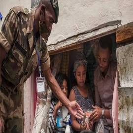 Increíble método  Madagascar: el ejército entrega gratis a domicilio un té de hierbas que “cura” el coronavirus en 7 días