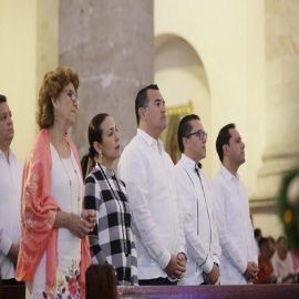 Autoridades estatales y municipales en la misa por el aniversario de Mérida