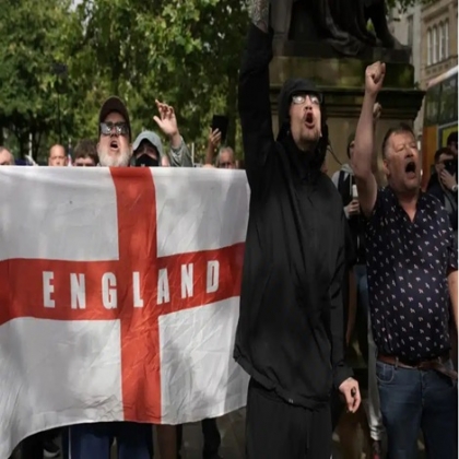 Condenan al joven que ondeó una bandera de Inglaterra frente a un centro islámico a más de dos años de prisión