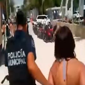 Video: Sacan esposada a turista por sentarse en playa Mamitas. ¿Recuerdas este caso?