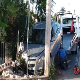 Mérida: conductora se impacta contra una casa y se da la fuga