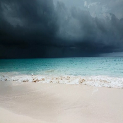 La tormenta tropical Gonzalo avanza hacia el oeste y pone en peligro las islas del Caribe