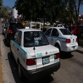 Playa del Carmen: Analizan reducir cuotas en taxis y combis por coronavirus