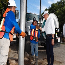 El Alcalde Alejandro Ruz supervisa las labores de bacheo, alumbrado público y limpieza de rejillas, pozos, calles y áreas verdes en el fracc. Juan Pablo II
