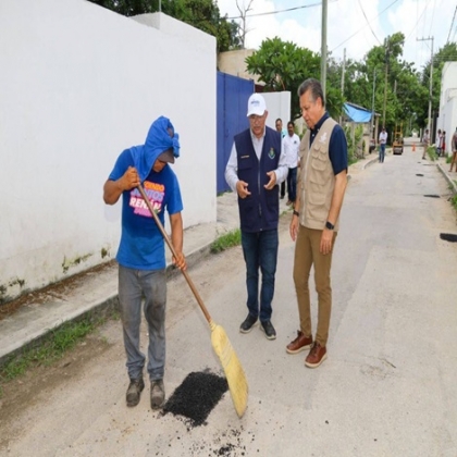 El Alcalde Alejandro Ruz Castro supervisa los trabajos de bacheo en la comisaría de Cholul.