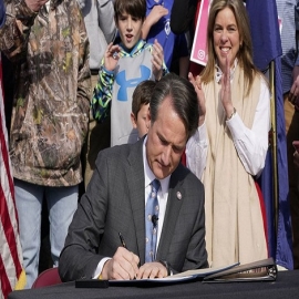 El gobernador de Virginia firmó una ley que evita el adoctrinamiento de género en escuelas