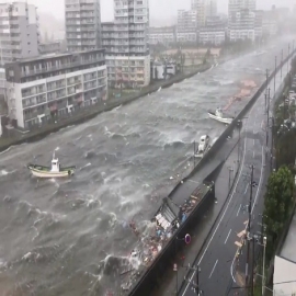 El tifón más potente en 25 años azota Japón
