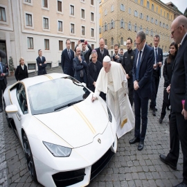 El papa Francisco autografió un Lamborghini con detalles en oro y lo subastará para ayudar a los cristianos en Irak