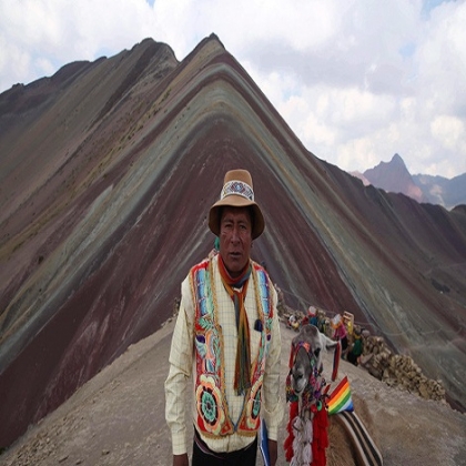 FOTOS: La gente escala 5.000 metros para ver esta montaña de colores en Perú