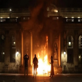 VIDEO: Prenden fuego al Ayuntamiento de Burdeos en una nueva jornada de protestas en Francia
