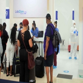 Inicia aplicación de pruebas rápidas en el aeropuerto de Cancún
