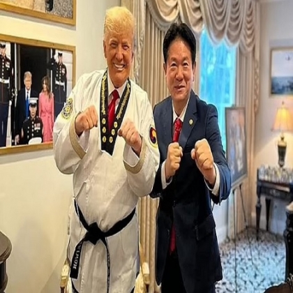 Trump recibe cinturón negro honorario de Taekwondo y promete usarlo en el Congreso si regresa a la Casa Blanca