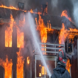 Un hombre incendia toda una casa al tratar de matar a una serpiente