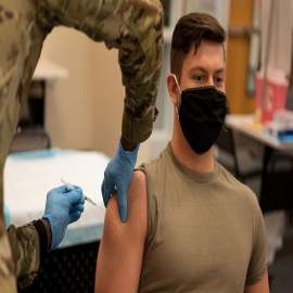 Más de 200 militares estadounidenses exigen justicia por los mandatos de vacunación contra el covid