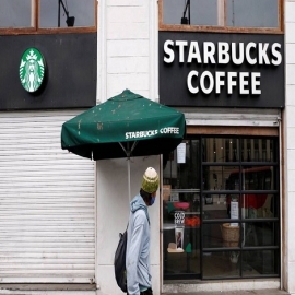 Starbucks suspende su publicidad en las redes sociales mientras crece la presión sobre Facebook