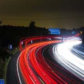 Usa correctamente las luces de tu auto y viaja seguro en carretera