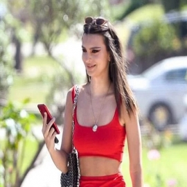Emily Ratajkowski impacta con minifalda roja en Los Ángeles
