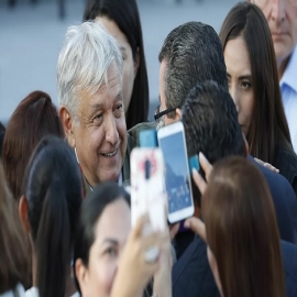 López Obrador busca registrar su nombre y siglas "AMLO" como marca comercial