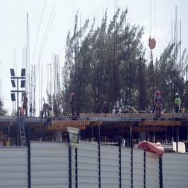 Cancún: Siguen laborando cinco mil alarifes pese a contingencia