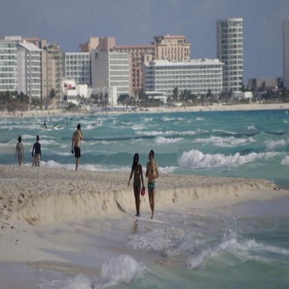 Cancún: Gobierno de AMLO revive proyecto de recuperación de playas