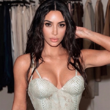 El último bombazo de Kim Kardashian: a la venta su truco de estilo más imitado