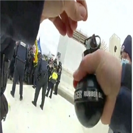 Nuevas imágenes del 6 de enero muestran que la policía del Capitolio incitó a una multitud pacífica a rebelarse