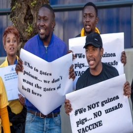La gente protesta contra los ensayos de la vacuna contra el coronavirus en África