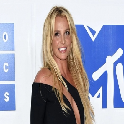 Britney Spears luce figura de impacto con bikini azul en Hawái