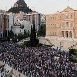 Protestas masivas en Grecia después de que el gobierno prohíbe a los no vacunados ingresar a espacios públicos interiores y permite que los adolescentes reciban las vacunas experimentales contra el COVID