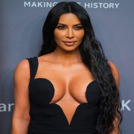 Kim Kardashian rememora en la gala amfAR el vestido de Versace más provocador de su historia
