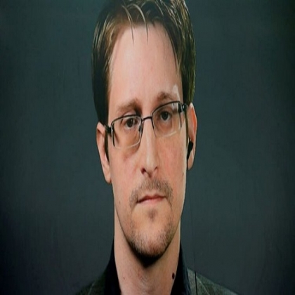 «Tenga cuidado porque algunas cosas que se denominan teorías de la conspiración son ciertas»: Edward Snowden