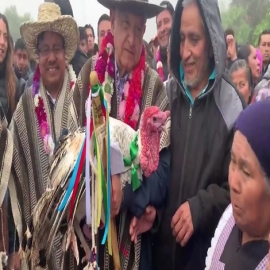 VIDEO: Pobladores de Oaxaca le regalan de todo a AMLO: mezcal, jorongos y hasta un guajolote