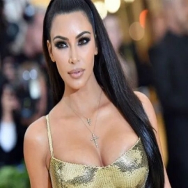 Kim Kardashian 'enciende' el verano al posar en bikini blanco