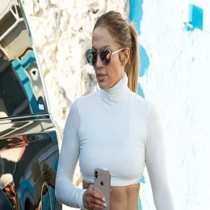 Jennifer Lopez entrena con los Vaqueros de Dallas e impacta en leggings