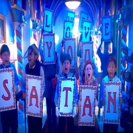 Los niños sostienen letras gigantes que dicen “Te amamos Satanás” en la nueva miniserie navideña de Disney